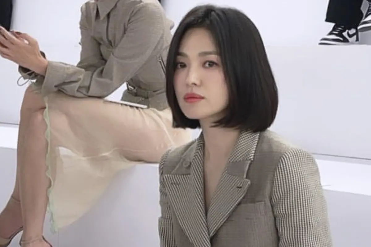 Pesona Song Hye Kyo Bergaya Business Woman di Fendi Paris