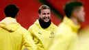Gelandang Borussia Dortmund, Mario Goetze(tengah) tersenyum saat mengikuti sesi latihan tim di Stadion Wembley di London, Inggris (12/2). Dortmund akan bertanding melawan Tottenham Hotspur pada babak 16 besar Liga Champions. (AP Photo/Frank Augstein)