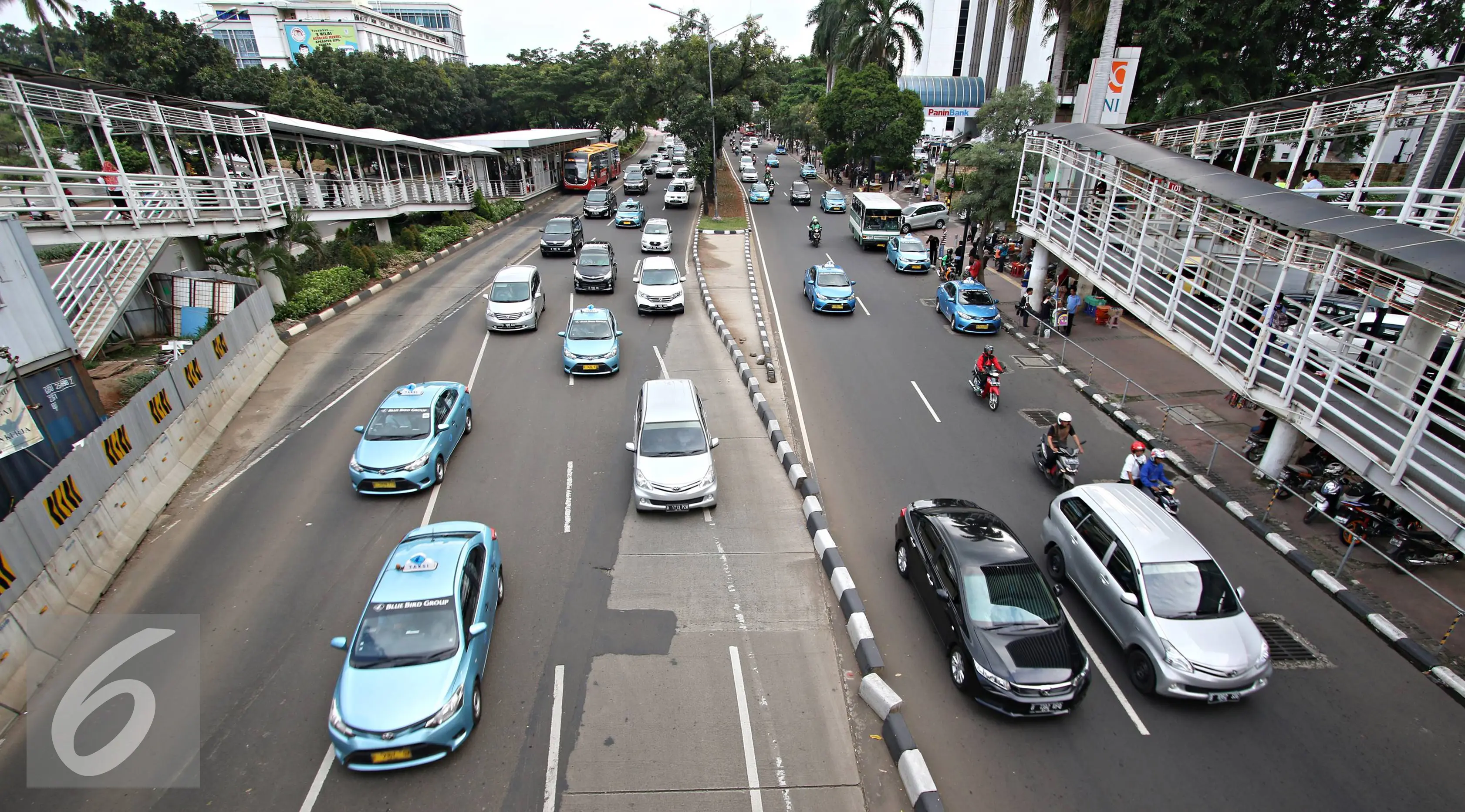 Suasana lalu lintas kendaraan di Jalan Sudirman, Jakarta, Senin (2/5). Penataan jalan, trotoar, dan taman di kawasan Sudirman-Thamrin ditargetkan selesai sebelum pelaksanaan Asian Games 2018 mendatang. (Liputan6.com/Immanuel Antonius)