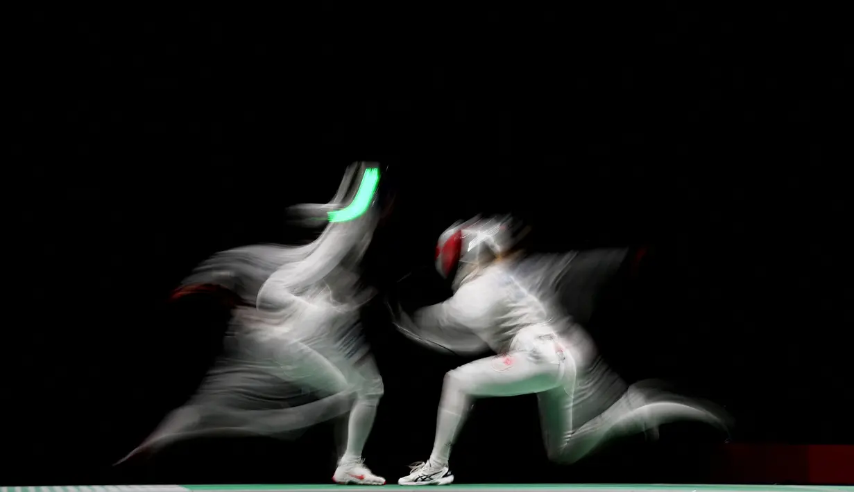 Atlet AS Lee Kiefer (kiri) bertanding melawan atlet Kanada Eleanor Harvey dalam pertandingan kualifikasi individu foil putri selama Olimpiade Tokyo 2020 di Makuhari Messe Hall di Kota Chiba, Prefektur Chiba, Jepang, pada 25 Juli 2021. (AFP/Mohd Rasfan)