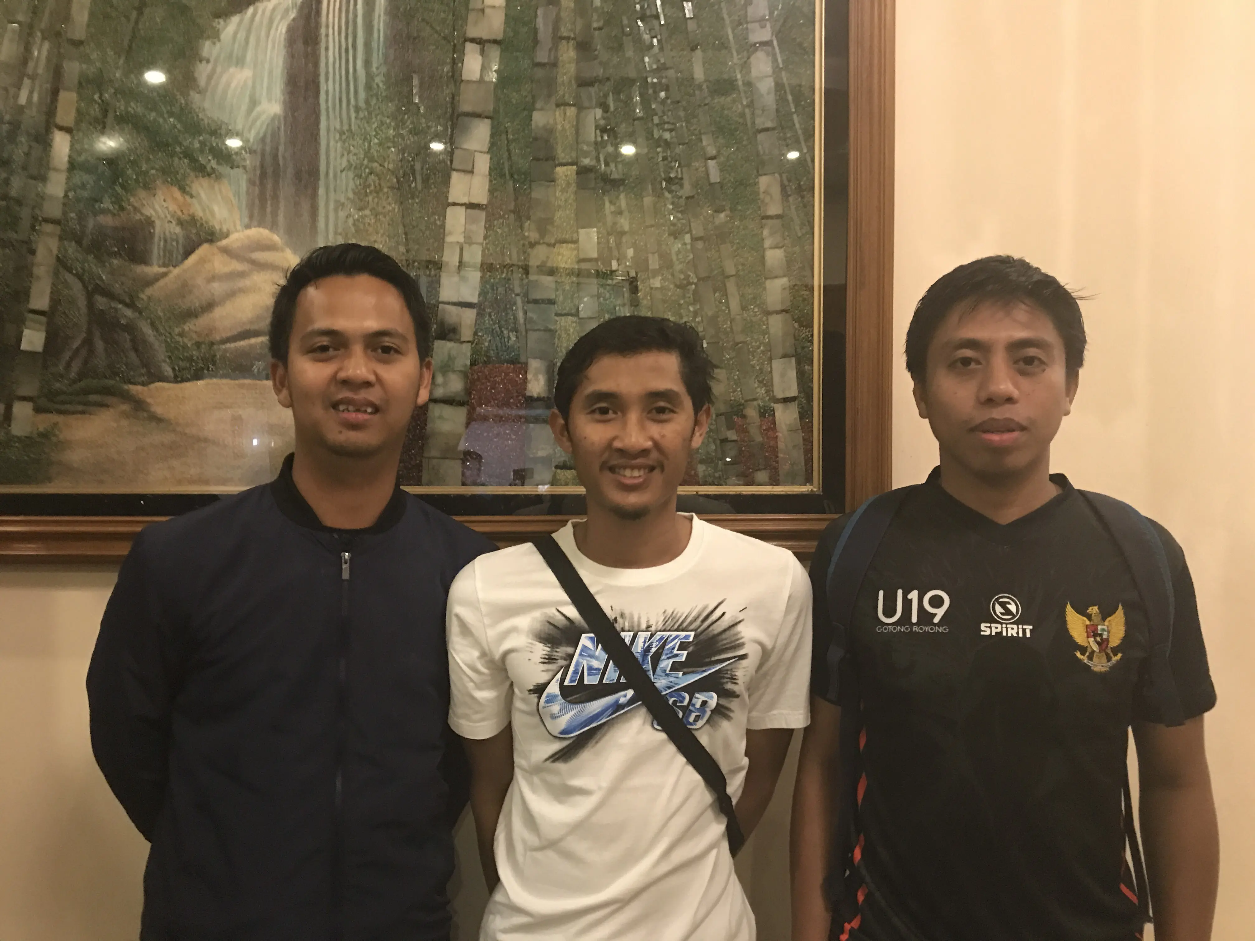 Kitman Timnas Indonesia U-19, Budi Handoko (tengah), bersama Asep (kiri, fisioterapis timnas) dan Ifran (dokter timnas). (Bola.com/Aning Jati)