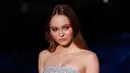 Model Lily-Rose Depp berpose saat sesi pemotretan sebelum tampil dalam koleksi busana Chanel's Cruise 2018/2019 di Paris, Prancis (3/5). Wanita 18 tahun ini tampil seksi dengan yang dihiasi dengan detail. (AP Photo / Thibault Camus)