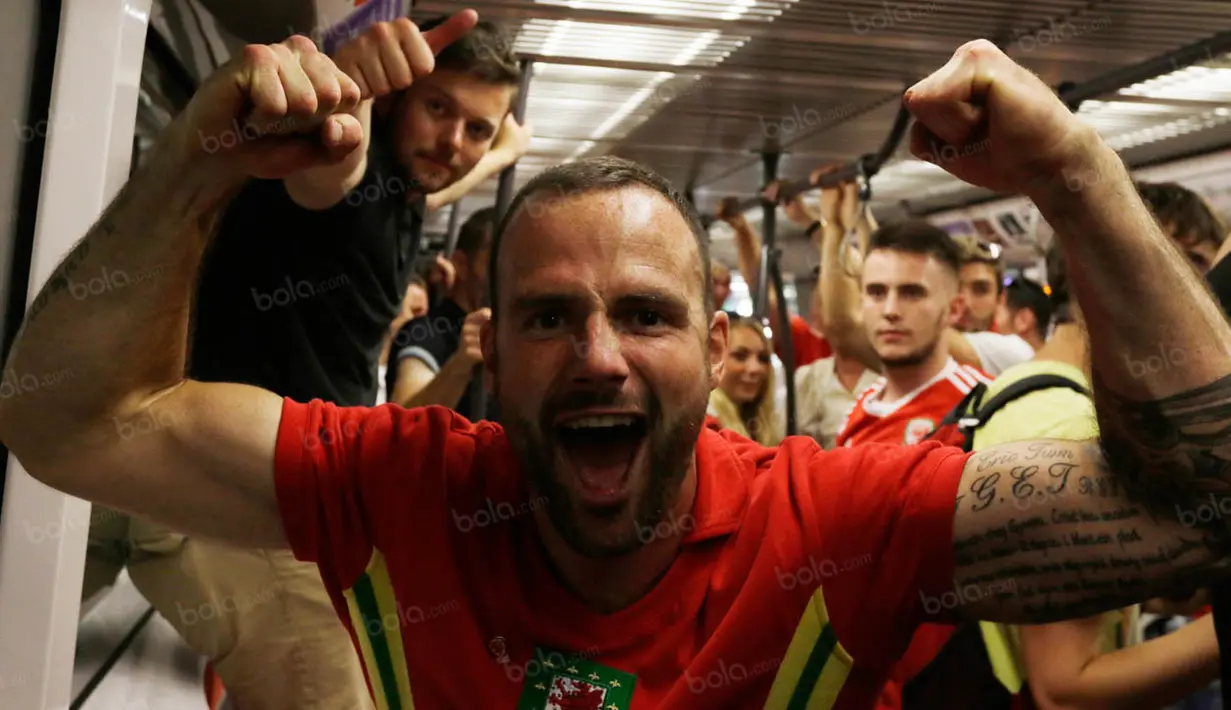 Namun sayang langkah Wales terhenti di semifinal sehingga kemeriahan yang kerap mereka lakukan harus berakhir. (Bola.com/Vitalis Yogi Trisna)