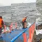 Viral Emak-emak Nekat Terjang Ombak, Cuek Saat Diingatkan
