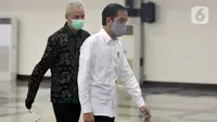 Presiden Joko Widodo atau Jokowi didampingi Gubernur Jawa Tengah Ganjar Pranowo berjalan bersama di Gedung Gradhika Bhakti Praja, Kompleks Kantor Gubernur Jawa Tengah, Semarang, Selasa (30/6/2020). Jokowi melakukan kunjungan kerja ke beberapa wilayah di Jawa Tengah. (Liputan6.com/Gholib)