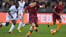 Francesco Totti melakukan tendangan penalti ke gawang Cesena sekaligus mengubah skor menjadi 2-1 untuk kemenangan AS Roma pada perempat final Coppa Italia di Olimpico stadium, Rome,  (1/02/2017).  (EPA/Ettore Ferrari)
