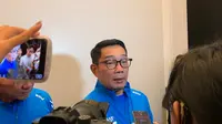 Gubernur Jawa Barat Ridwan Kamil usai menghadiri acara Press Conference Pocari Sweat Run Indonesia 2023 di The Langham Jakarta, pada Minggu (5/2/2023). (Liputan6.com/Melinda Indrasari)