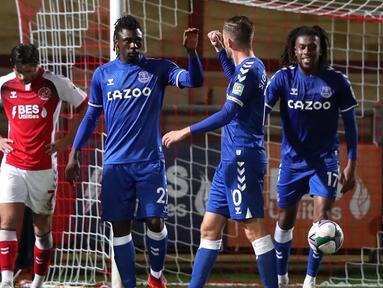 Pemain Everton merayakan gol yang dicetak Moise Kean ke gawang Fleetwood pada pertandingan Piala Inggris di Highbury Stadium, Kamis (24/9/2020) dini hari WIB. Everton menang 5-2 atas Fleetwood. (AFP/Alex Livesey/pool)