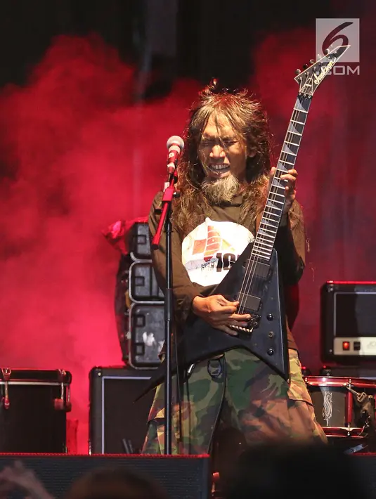 Ekspresi vokalis sekaligus gitaris band Death Vomit, Sofyan Hadi saat tampil menggebrak panggung JogjaRockarta International Music Festival 2017 di Stadion Kridosono, Jogjakarta, Jumat (29/9). (Liputan6.com/Herman Zakharia)
