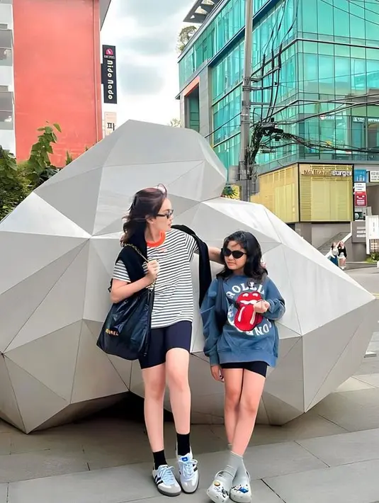 <p>Tampaknya Ayu Ting Ting ingin menyenangkan keluarganya, terutama Bilqis. Pada hari berikutnya, penampilan ibu dan anak ini bikin pangling. [Foto: Instagram/ayutingting 92]</p>