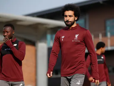Gelandang Liverpool Mohamed Salah berjalan saat akan berlatih jelang menghadapi FC Porto pada leg pertama perempat final Liga Champions di Melwood, Liverpool, Inggris, Senin (8/4). The Reds bertekad membungkam Porto di Stadion Anfield. (Reuters/Carl Recine)