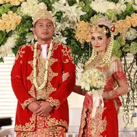 Potret Pasangan Artis Menikah Pakai Baju Adat Betawi. (Sumber: KapanLagi.com)