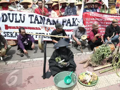 Massa yang tergabung dalam Koalisi Lawan Perampasan Tanah menggelar unjuk rasa di depan Mahkamah Agung, Jakarta, Kamis (2/6/2016). Dalam aksinya, mereka menuntut pemerintahan Jokowi untuk menyelesaikan konflik Agraria. (Liputan6.com/Faizal Fanani)