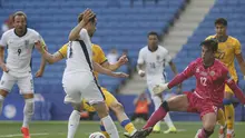 Kiper&nbsp;Andorra Iker Alvarez melakukan penyelamatan di depan pemain Inggris Curtis Jones dalam pertandingan kualifikasi Piala Dunia 2026 grup K di RCDE Stadium, Sabtu, 7 Juni 2025. (AP Photo/Joan Monfort)