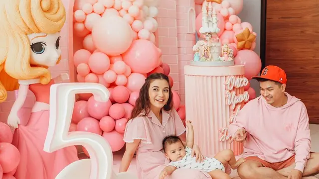 Momen Chelsea Olivia Rayakan Ulang Tahun Nastusha, Dekorasi Serba Pink. (Sumber: Instagram/chelseaoliviaa dan Instagram/glennalinskie)