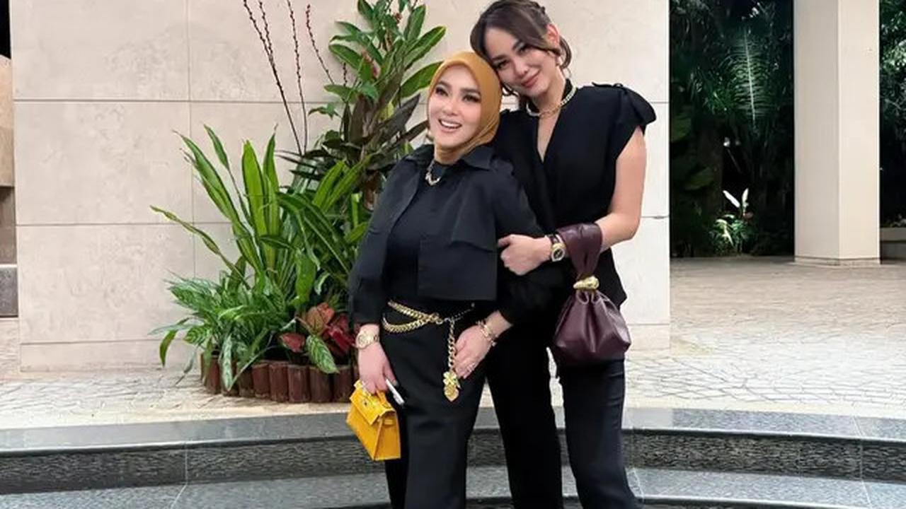 Gaya Syahrini Nonton Konser Cakra Khan di Singapura, Tampil Glamor dengan Sentuhan Emas
