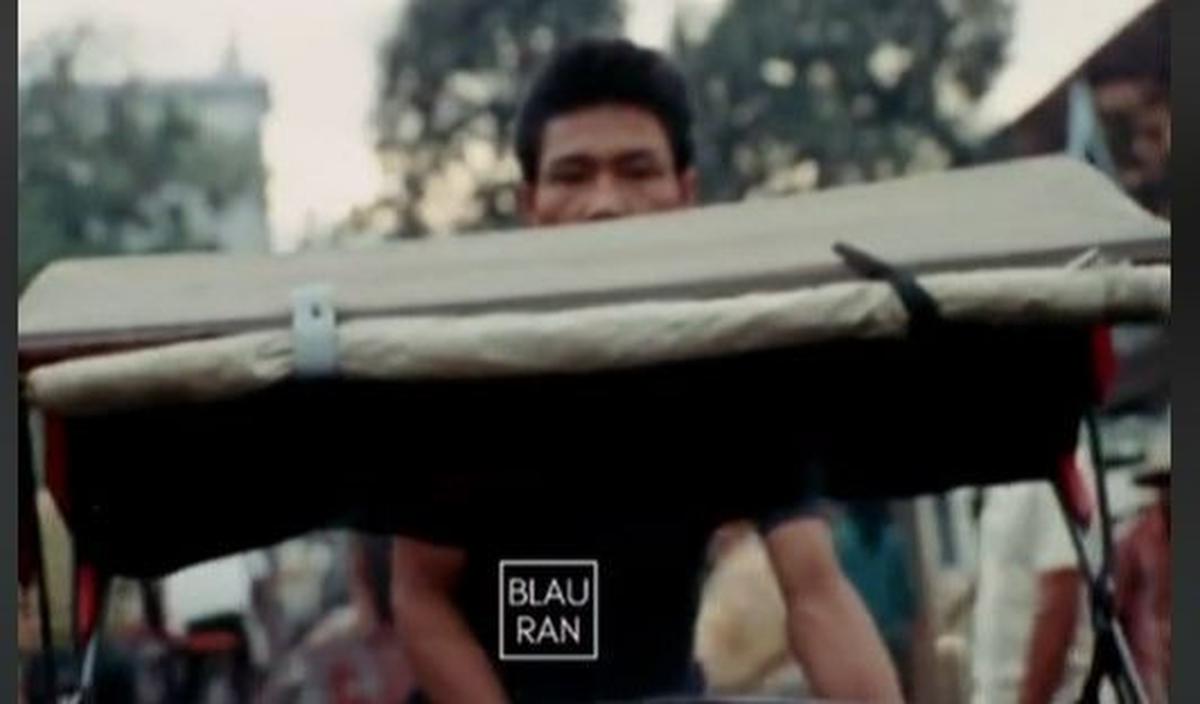 Terlihat becak, oplet kendaraan umum khas Jakarta dan sepeda yang digunakan warganya untuk bepergian.