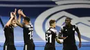 Pemain Sheriff, Jasurbek Yakhshiboev (kiri) berselebrasi usai mencetak gol ke gawang Real Madrid pada pertandingan grup D Liga Champions di stadion Bernabeu, Spanyol, Rabu (29/9/2021). Kekalahan atas Sheriff membuat Real Madrid berada di posisi ketiga dengan 3 poin. (AP Photo/Jose Breton)