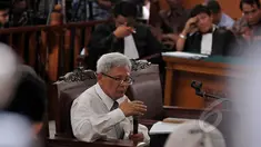 Tim kuasa hukum KPK menghadirkan dosen Universitas Padjajaran, Bernard Arif Sidharta untuk menjadi saksi ahli dalam sidang praperadilan Komjen Budi Gunawan (BG) di Pengadilan Negeri Jakarta Selatan, Jumat (13/2/2015). (Liputan6.com/Johan Tallo)