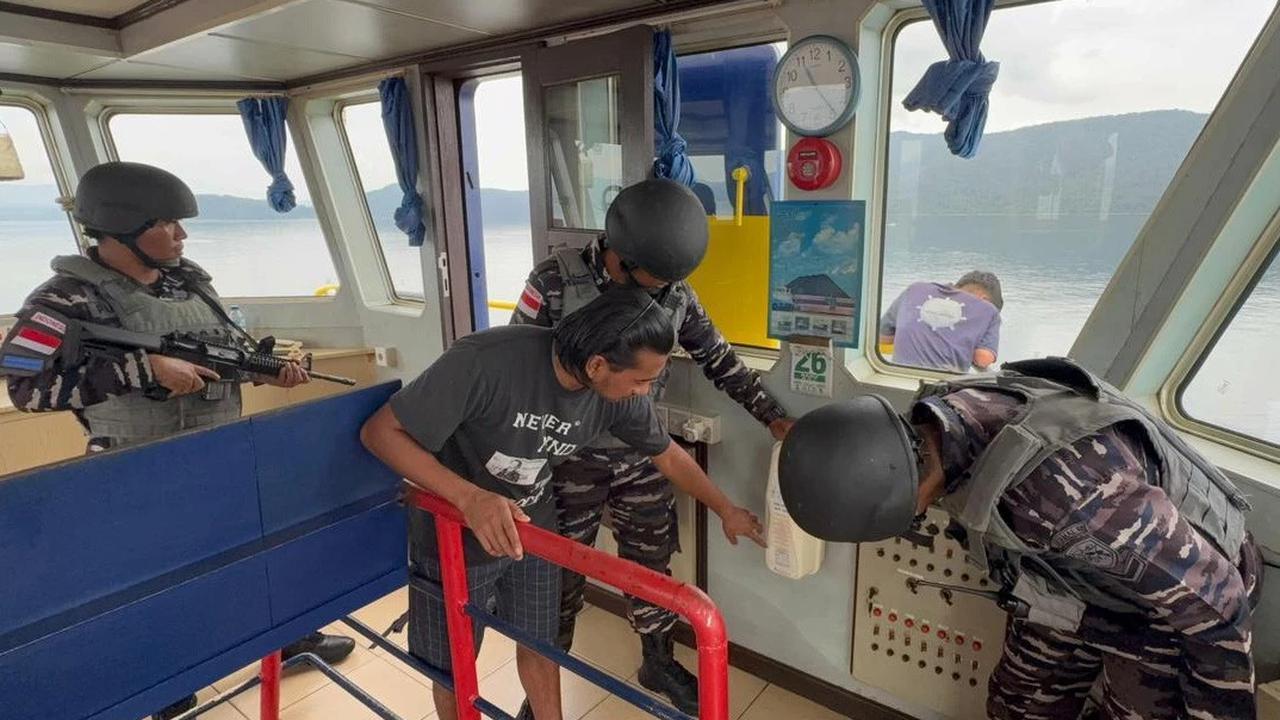 FOTO: KRI Pari-849 Amankan Kapal Pengangkut Ore Nikel Ilegal di Perairan Sulawesi Tenggara