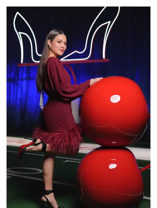 Lengkapi busananya, Raisa kenakan sepatu koleksi Christian Louboutin dengan seri Cassia Lace Up [@raisa6690]