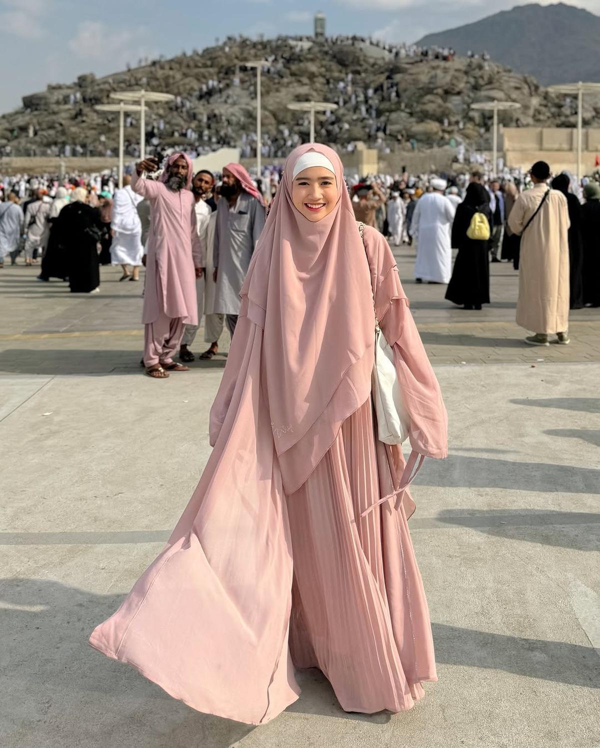 4 Potret Cantik Febby Rastanty saat Jalani Umrah, Penampilannya Feminin dan Elegannya Curi Perhatian
