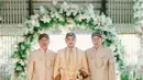 <p>Pria kelahiran Pekanbaru 37 tahun silam itu tampak gagah di hari pernikahannya. Roby tampil dengan beskap warna gold lengkap dengan blangkonnya. [Instagram/roby_geishaa]</p>