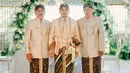 <p>Pria kelahiran Pekanbaru 37 tahun silam itu tampak gagah di hari pernikahannya. Roby tampil dengan beskap warna gold lengkap dengan blangkonnya. [Instagram/roby_geishaa]</p>