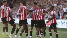 Gelandang Brentford, Mathias Jensen (ketiga kiri) berselebrasi dengan rekan satu timnya setelah mencetak gol ke gawang Manchester United pada pertandingan lanjutan Liga Inggris di Gtech Community Stadium di London, Sabtu (13/8/2022). Brentford menang telak atas MU 4-0. (AP Photo /Ian Walton)