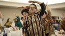 Menteri Pemberdayaan Perempuan dan Perlindungan Anak Yohanna Yembise melakukan senam peregangan otot sebelum membuka rangkaian acara Gerakan Masyarakat Hidup Sehat (Germas) di Kantor Kemenko PMK, Jakarta, Rabu (22/2). (Liputan6.com/Faizal Fanani)