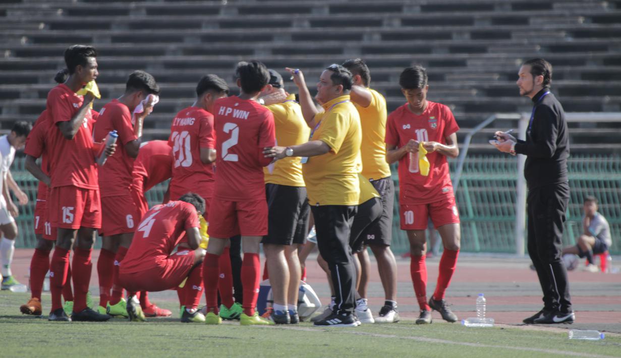 Pelatih Myanmar U-22 memberikan instruksi kepada para pemain pada laga pertama piala AFF U-22 yang berlangsung di Stadion Nasional, Phom Penh, Kamboja, (Senin/18/2). Timnas Indonesia bermain imbang 1-1 kontra Myanmar. (Bola.com/Zulfirdaus Harahap)