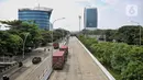 Kemacetan diakibatkan antrean truk kontainer yang ingin memasuki kawasan Pelabuhan Tanjung Priok, Jakarta untuk melakukan aktivitas bongkar muat. (Liputan6.com/Angga Yuniar)