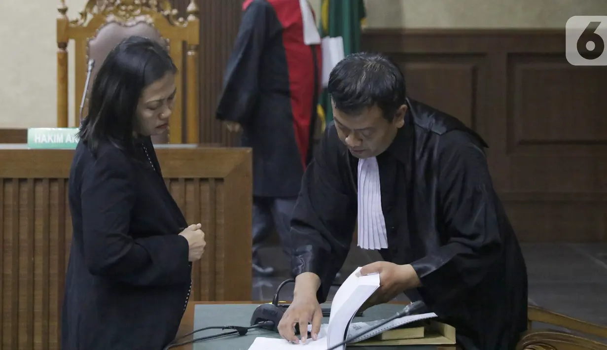 Terdakwa perantara suap mantan anggota DPR Bowo Sidik Pangarso, M Indung Andriani (kiri) saat menjalani sidang pembacaan tuntutan di Pengadilan Tipikor, Jakarta, Rabu (16/10/2019). M Indung Andriani dituntut 4 tahun penjara dan denda Rp 200 juta. (Liputan6.com/Helmi Fithriansyah)