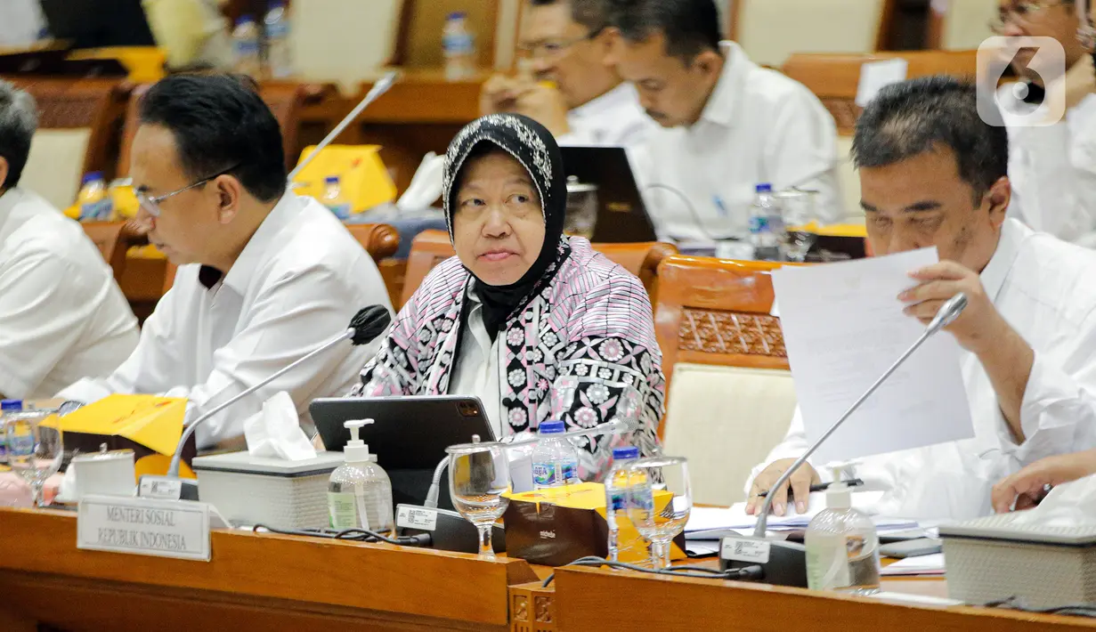 Menteri Sosial Tri Rismaharini (tengah) mengikuti rapat kerja dengan Komisi VIII DPR di Kompleks Parlemen, Senayan, Jakarta, Rabu (8/2/2023). Rapat membahas tentang pengawasan program bantuan sosial tahun 2022. (Liputan6.com/Faizal Fanani)