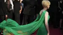 Aktris Inventing Anna ini memancarkan pesona Hollywood kuno dengan penampilannya mengenakan gaun strapless Gucci hijau dengan train yang melambai.  (AP Photo/Daniel Cole)