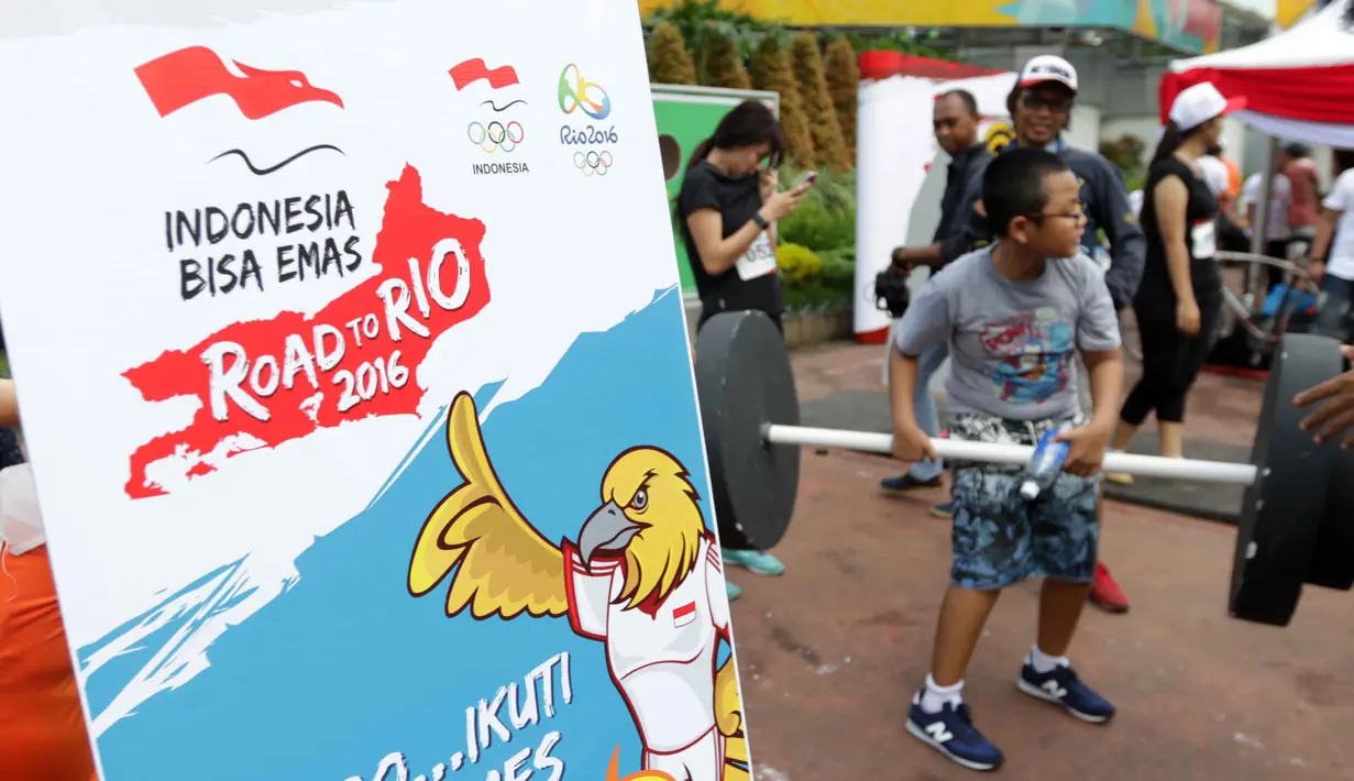 Anak-anak mengikuti games kampanye Indonesia Bisa Emas, Road to Rio 2016 di Senayan, Jakarta, Minggu (20/3/2016). (Bola.com/Nicklas Hanoatubun)