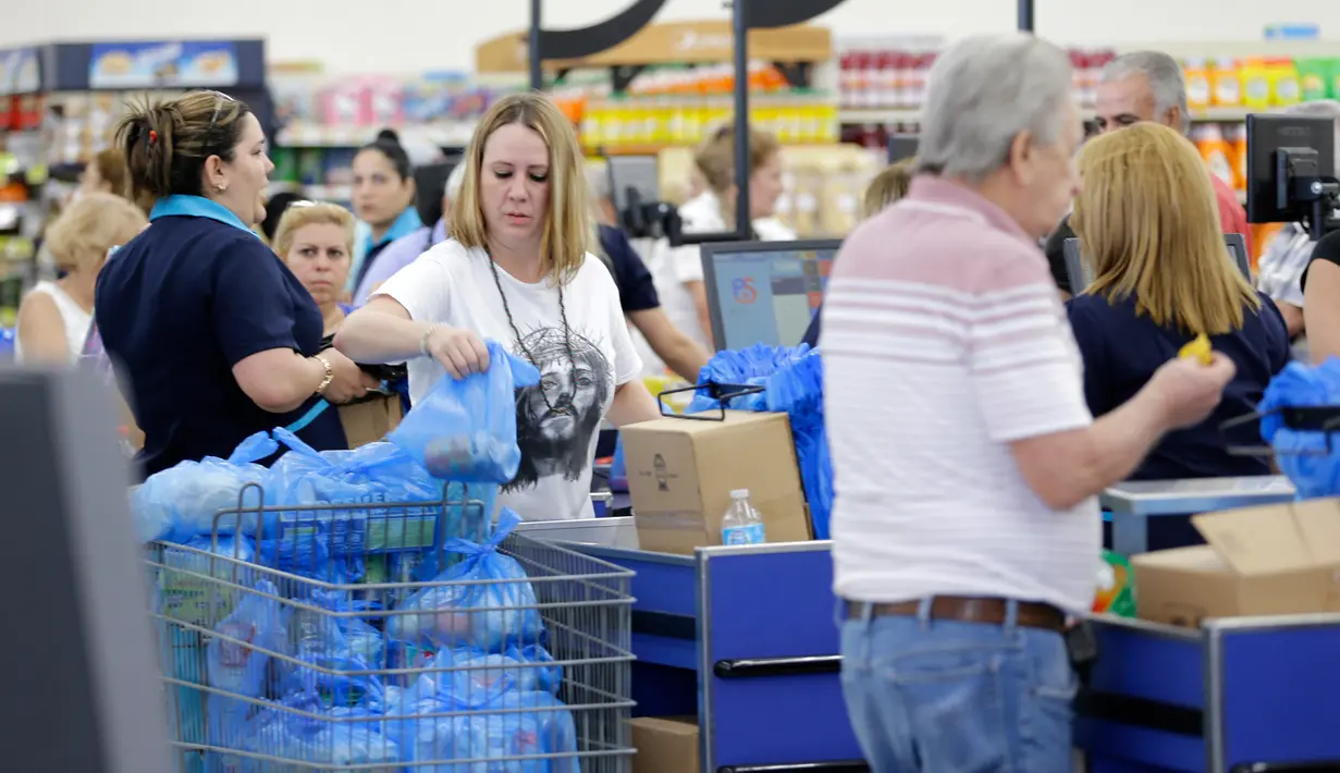 Pelanggan berbelanja stok makanan di sebuah supermarket di Hialeah, Florida, Selasa (5/9). Pasca Florida mengumumkan keadaan darurat menjelang kedatangan badai Irma, warga menyerbu toko untuk memenuhi stok barang kebutuhan mereka. (AP Photo/Alan Diaz)
