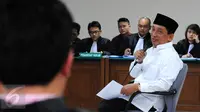 Mantan Bupati Bangkalan Fuad Amin menjalani sidang lanjutan dengan agenda pemeriksaan terdakwa di Pengadilan Tipikor, Kamis (17/9). Fuad mengaku menerima uang suap dari PT Media Karya Sentosa terkait proyek eksplorasi gas. (Liputan6.com/Helmi Afandi)