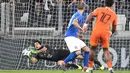 Aksi kiper Italia, Mattia Perin menghalau bola sepakan pemain Belanda pada laga uji coba di Allianz Stadium, Turin, (4/6/2018). Italia dan Belanda bermain imbang 1-1. (Alessandro Di Marco/ANSA via AP)