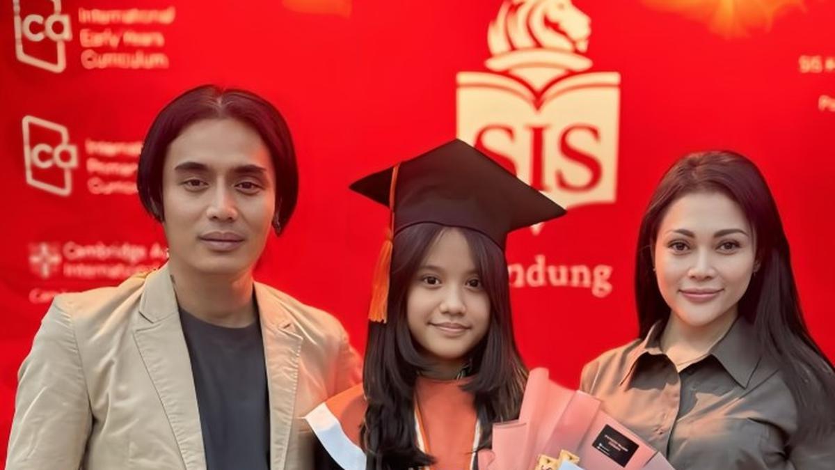 Potret Kelulusan Anak Charly Van Houten, Momen Manis yang Curi Perhatian