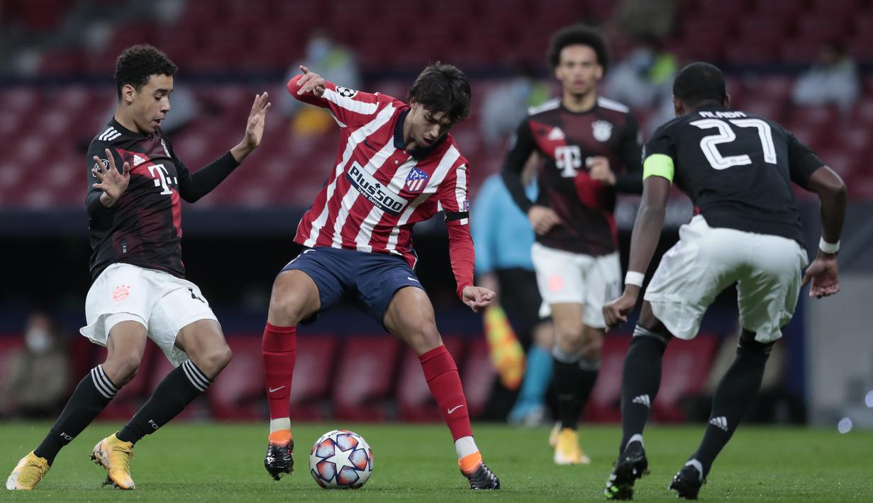 Penyerang Atletico, Madrid Joao Felix berebut bola dengan gelandang Bayern Munchen, Jamal Musiala pada matchday kelima Grup A Liga Champions di Stadion Wanda Metropolitano, Madrid, Rabu (2/12/2020) dini hari WIB. Atletico Madrid vs Bayern Munchen berakhir imbang 1-1. (AP Photo/Bernat Armangue)