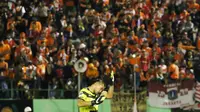 Andritany mengusap keringat saat suporter Persija memanggil namanya ketika lampu stadion mati  pada laga Piala Jenderal Sudirman di Stadion Manahan, Solo, Selasa (15/12/2015). (Bola.com/Nicklas Hanoatubun)