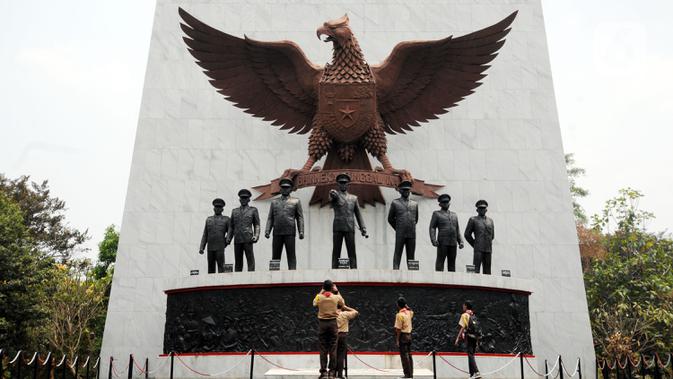 Sejumlah Pramuka mengabadikan patung tujuh pahlawan revolusi di Monumen Pancasila Sakti (Liputan6.com/Helmi Fithriansyah)