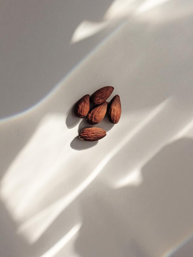 Tips awet muda: Almond / Image: Unsplash