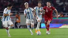 Pemain Argentina, Alejandro Garnacho (kiri) berebut bola dengan pemain Timnas Indonesia, Marc Klok pada laga FIFA Matchday di Stadion Utama Gelora Bung Karno (SUGBK), Senayan, Jakarta, Senin (19/06/2023). (Bola.com/Bagaskara Lazuardi)