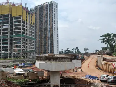 Jalan Tol Depok-Antasari (Desari) seksi 1 di Jalan TB Simatupang dalam tahap pembangunan, Jakarta, Kamis (13/10). Jalan Tol sepanjang 21 km ini diprediksi akan rampung pada 2018. (Liputan6.com/Yoppy Renato)