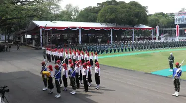 Pasukan Pengibar Bendera Pusaka (Paskibraka) Nasional 2019 mengikuti gladi kotor kedua Upacara Peringatan Detik-Detik Proklamasi Kemerdekaan Indonesia di Istana Negara, Rabu (14/8/2019). (Liputan6.com/Angga Yuniar)