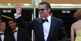 Setelah digugat cerai Angelina Jolie, sosok Brad Pitt memang sudah jarang terlihat lagi di masyarakat. Namun belum lama Pitt kembali hadir dan berlenggang ddi karpet merah untuk sebuah acara. (AFP/Bintang.com)