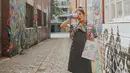 Berpose di salah satu jalanan dipenuhi mural di Melbourne, Jessica menggunakan pakaian senada dengan warna jalanan tersebut. Penampilannya lengkap dengan berbagai perlengkapan ala pelukis mural. (Liputan6.com/IG/@jscmila)