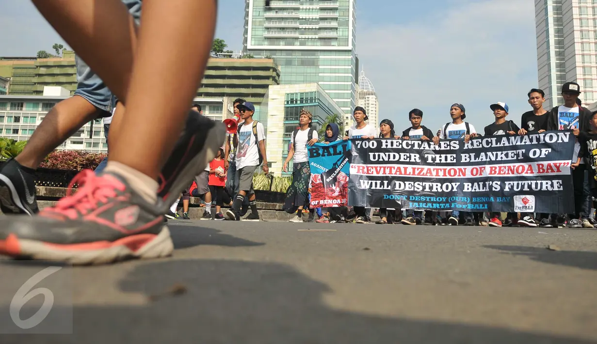 Aksi damai yang digelar aktivis 'For Bali' saat kegiatan Car Free Day (CFD) di Bundaran HI, Jakarta, Minggu (10/4). Mereka menolak rencana reklamasi Teluk Benoa menyusul adanya wacana proyek tersebut akan berjalan terus (Liputan6.com/Gempur M Surya)